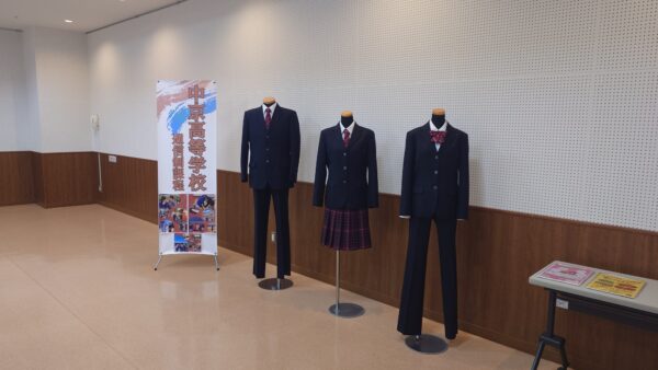 中京高等学校の看板とNEXT高等学院の制服